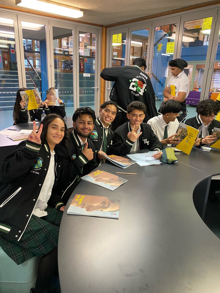 UNSW student ambassadors visited Yr 11 & 12s, discussing university, Gateway program, early entry, and engaging them in activities to prepare for uni life. @CathyArgyle @_iEndo @k_rigas @DebSummerhayes