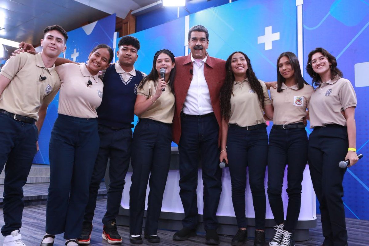 #EnFoto📸| Pdte. @NicolasMaduro recibió a un grupo de destacados bachilleres durante el segmento de '+ Educación'. #ConMaduroMásLike