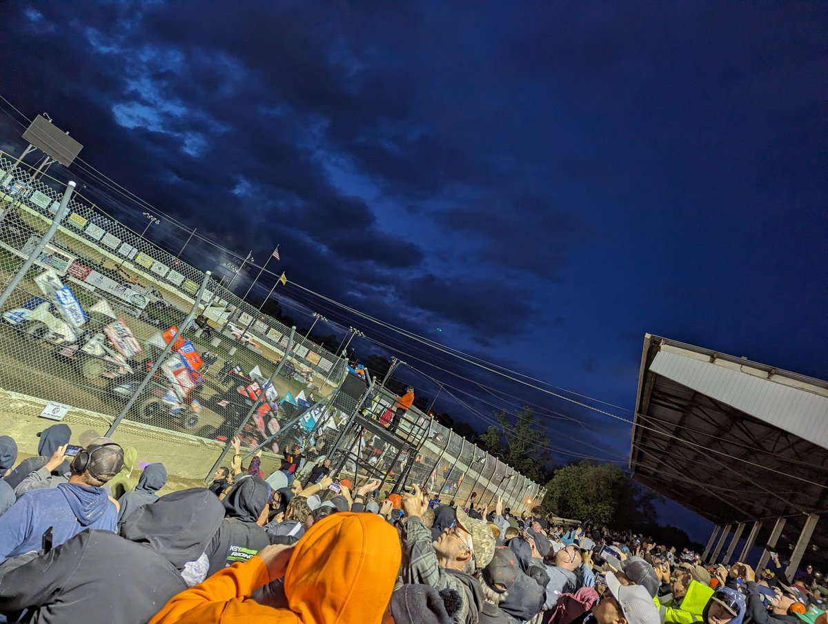 4-wide salute for the 35-lap $12,000 to win @WorldofOutlaws feature in front of a packed house @FremontSpeedway