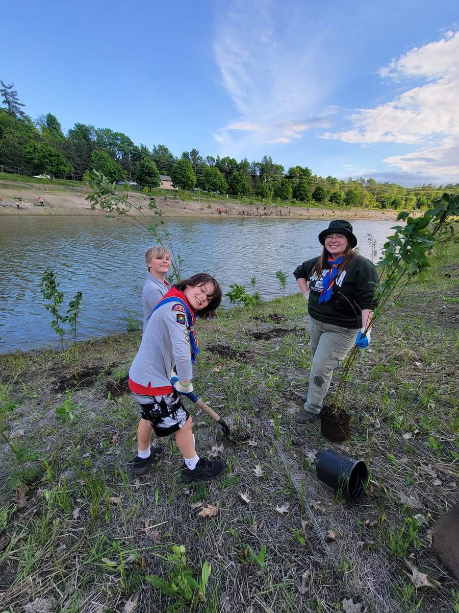 A fab night of planting with <a href="/OtonabeeC/">Otonabee Conservation</a>. Scouting members from 1st Bridgenorth, 2nd Peterborough, and 15th <a href="/SAPeterborough/">Ptbo Salvation Army, Peterborough, ON CANADA</a> planted over 350 trees and shrubs at the renovated Cedargrove Stormwater Pond. <a href="/scoutscanada/">Scouts Canada</a> #ScoutsDoStuff