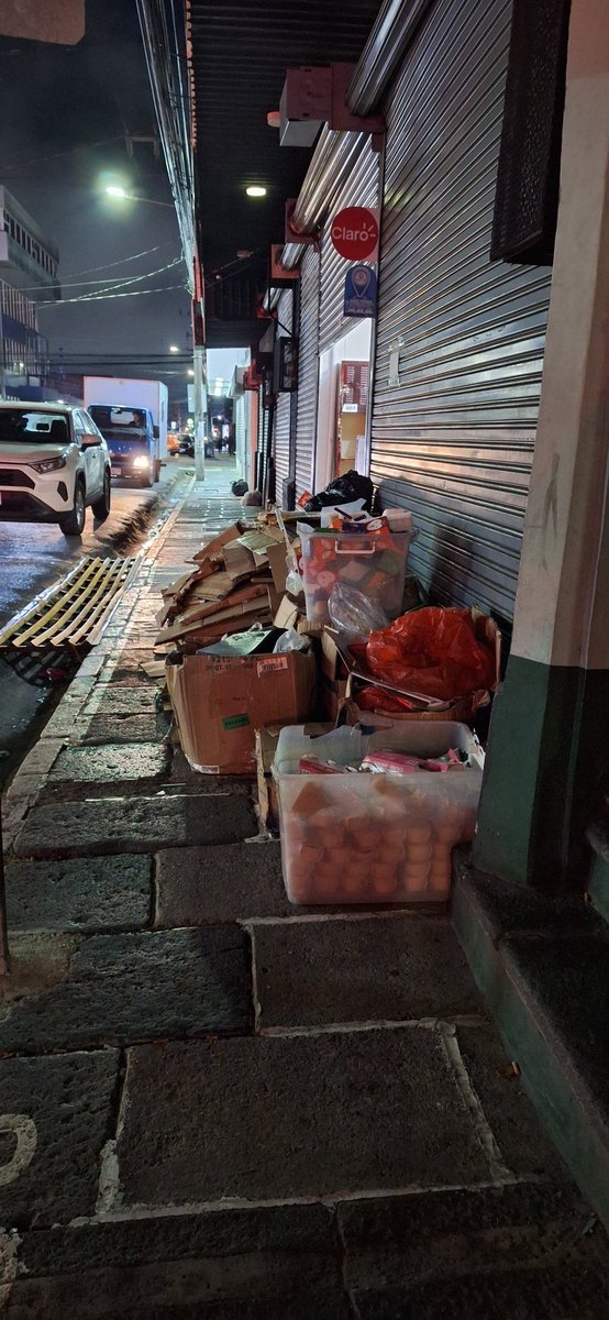 rosav_25's tweet photo. @marioredondo @IMNCR @CartagoMuni @marioredondo y esperemos que no llueva hoy porque se imagina esto flotando por todo el centro??? https://t.co/IIvC3Jubs5