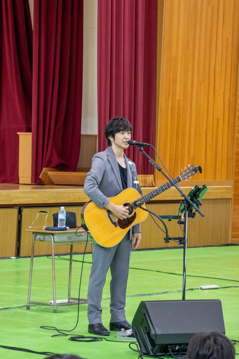 fuefuki_city's tweet photo. 【ふえふきトピックス✨】
昨日、「御坂中学校お別れの会」が御坂中改修工事のため開かれました。卒業生であるレミオロメン藤巻亮太さんが演奏を披露し、代表曲の「3月9日」をはじめ3曲を歌い、在校生との特別な時間となりました😊　#笛吹市　#藤巻亮太　#御坂中 https://t.co/oFppVcCiRq