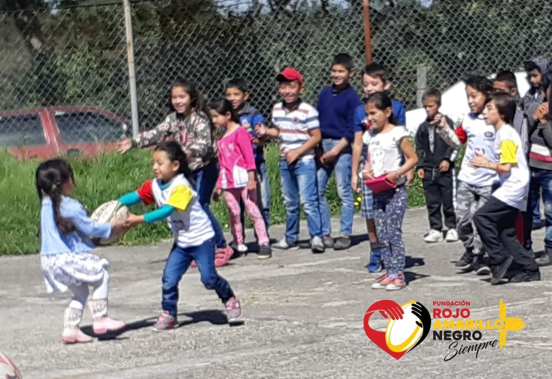 #NuestroRugby El Balón ovalado es esquivo fuera de nuestras manos, pero cuando lo apretamos con el corazón es la herramienta mas Hermosa para transformar el Mundo, gracias a todas esas personas que con su ayuda nos permiten que el balón pase por muchas manos. @equal_sport @IDRD