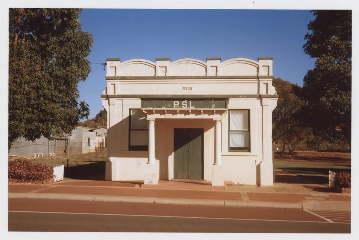 5 Frames... Of the the West Australian Wheatbelt on @KodakProFilmBiz Ektar 100 and a Franka Rolfix II (120 Format / EI 100 / Schneider Kreuznach Radionar 105mm f/4.5) - by @jltoohey

Read on at: emulsive.org/articles/5-fra…

#shootfilmbenice, #filmphotography, #believeinfilm