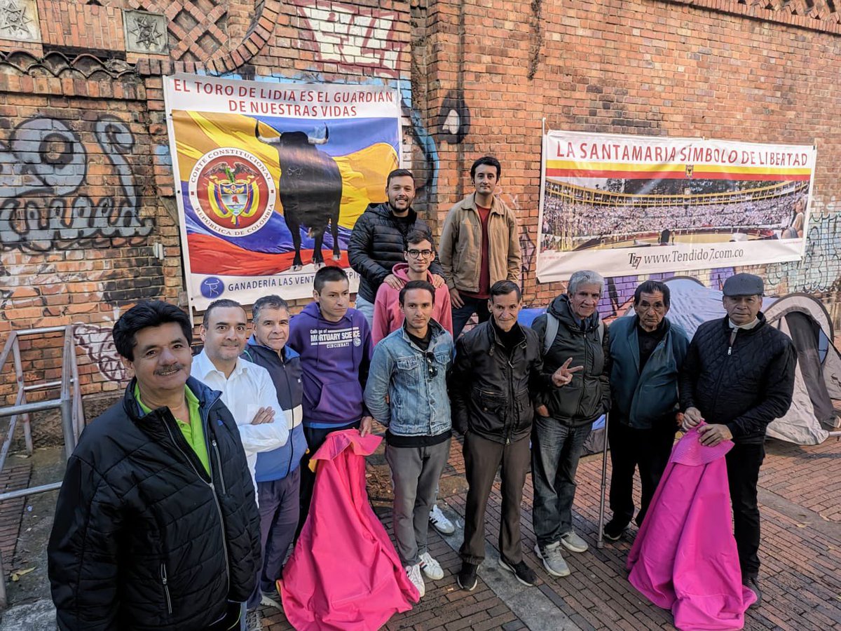 No nos cansaremos de defender a nuestra #Tauromaquia 🐂

Novilleros colombianos hicieron un plantón permanente en la Santamaría  de Bogotá para defender nuestras tradiciónes 👏🏼

 #RegulaciónSiProhibiciónNo #ColombiaEsTaurina