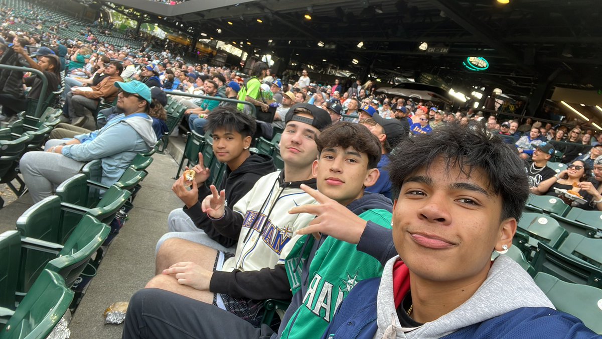 COMEONNN WERE NOT LOOSING #SeaUsRise #WhereiRoot #GoMariners