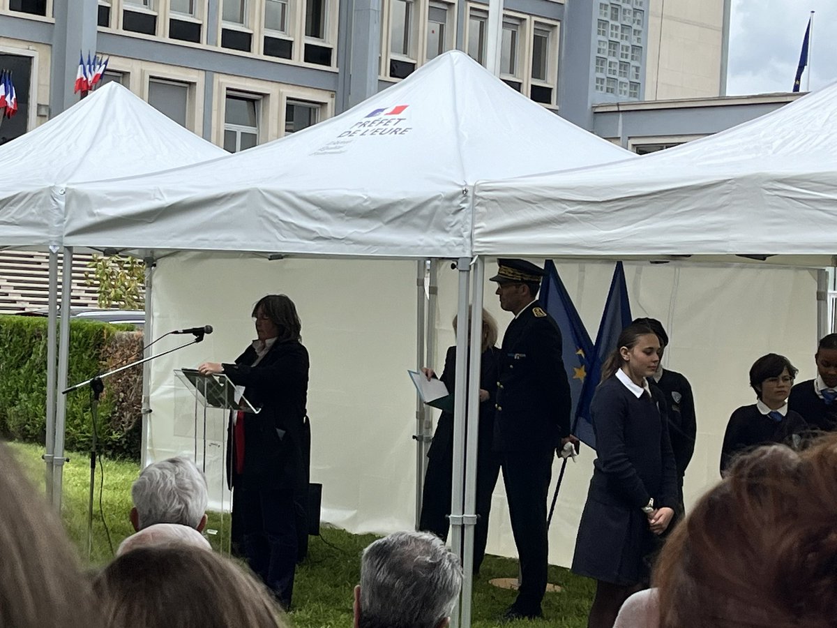 Cérémonie du #CNRD 
Félicitations à Célane pour son prix départemental et sa participation au prix académique. Merci à Madame Asselin pour son accompagnement. Le concours national de la résistance et de la déportation s’inscrit dans une démarche d’éducation à la citoyenneté.