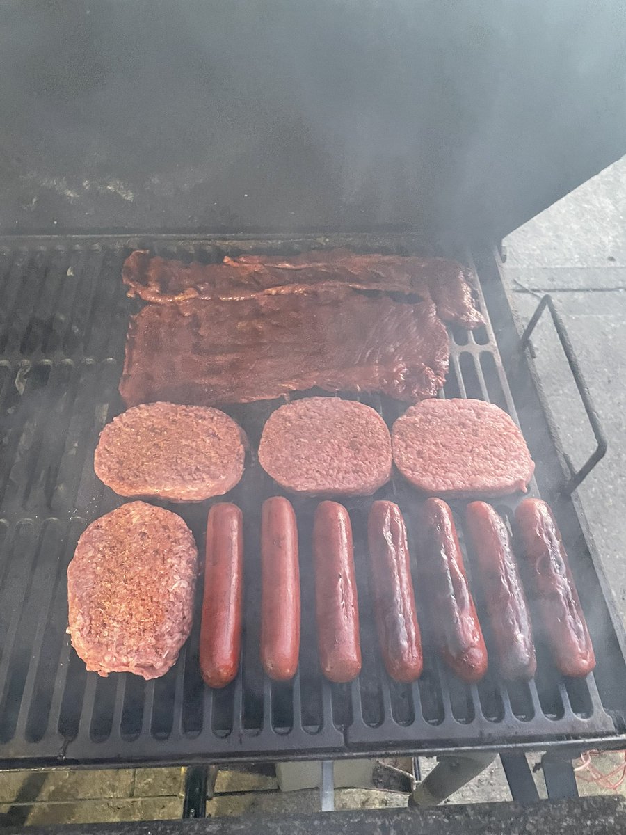 Wrapping up a hectic two weeks of travel 🥎⚾️ with a much-needed cookout dinner. 

Sometimes, salvaging the end of the day with family, good food and relaxation is all you need. 

#MemorialDay #CookoutTherapy 🍔🌭#BirthdayMonth 🇺🇸