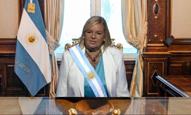 ▪️QUIERE ELIMINAR EL TALLE ÚNICO 
▪️AMA A SUS HIJAS Y NO COMPITE CON ELLAS
▪️ ARRASTRÓ VARIAS VECES AL PELADO MERQUERO
▪️NO ES MACHISTA NI VIOLENTA
▪️QUIERE QUE #GranHermano LO GANE UNA ARGENTINA 
por esto y más tiene que ser finalista! DELFINA AL 9009 para que sea líder 🤞🏻