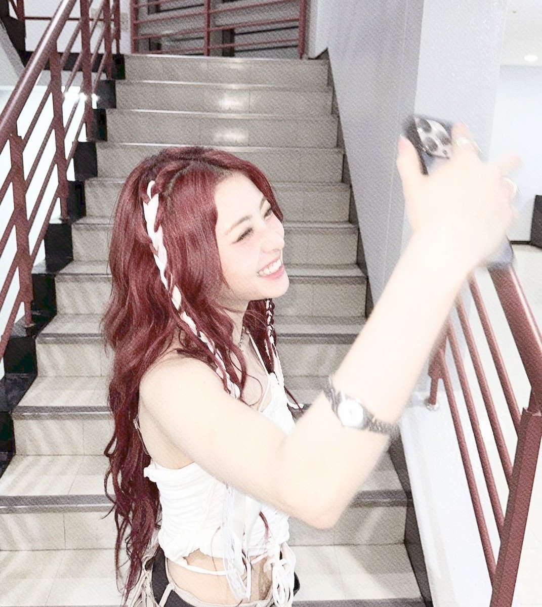 𝘚𝘦𝘭𝘧𝘪𝘦—𝘵𝘪𝘮𝘦 after the performance! Feeling 𝗺𝘆𝘀𝗲𝗹𝗳 so much and throwing 𝘀𝗺𝗶𝗹𝗲𝘀 everywhere! ⸜(｡˃ ᵕ ˂ )⸝♡