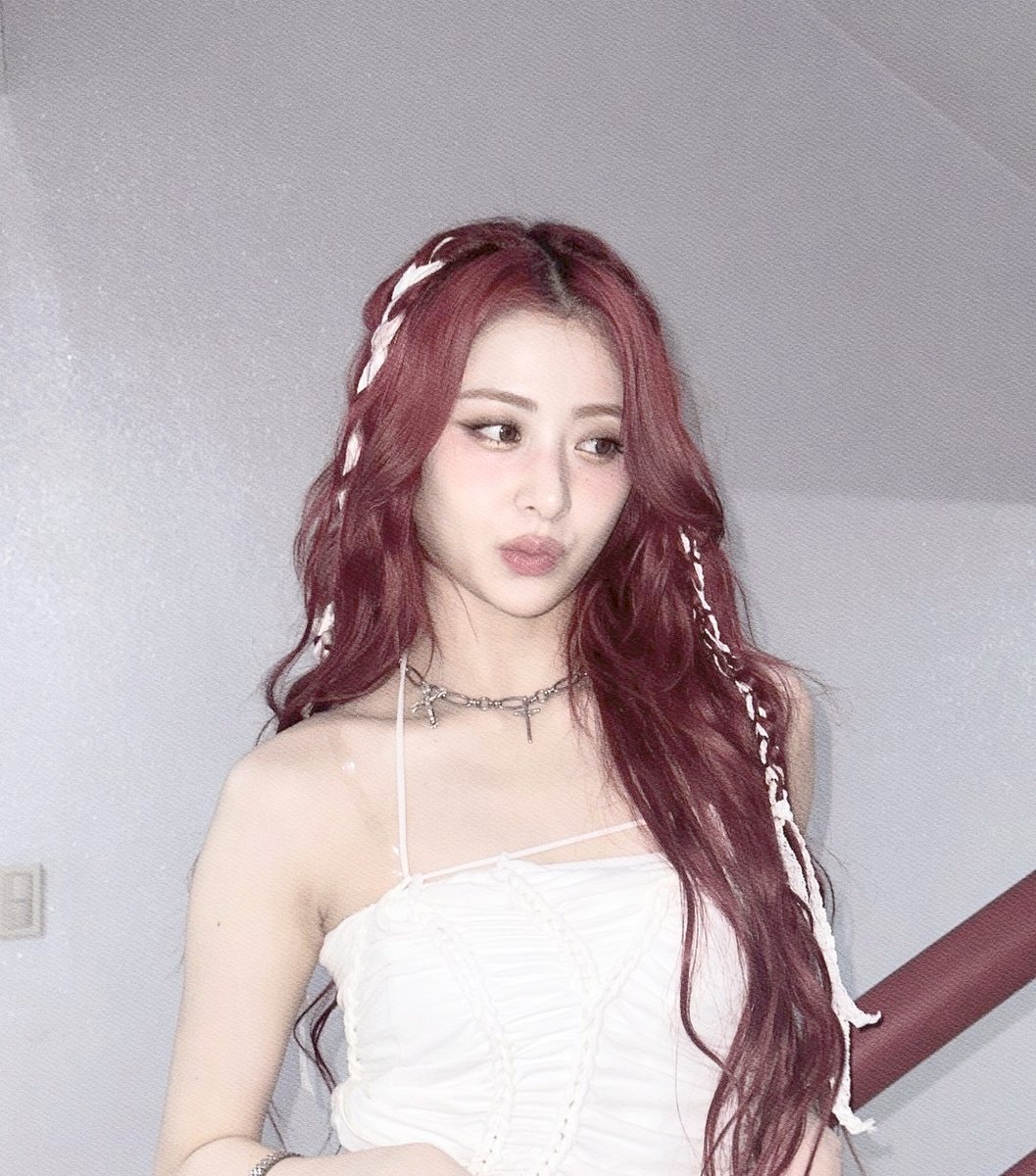 Feeling absolutely 𝙛𝙖𝙗𝙪𝙡𝙤𝙪𝙨 today with my red hair, a stunning hair accessory, and a gorgeous outfit! Does it fit me enough? 𐙚 ‧₊˚