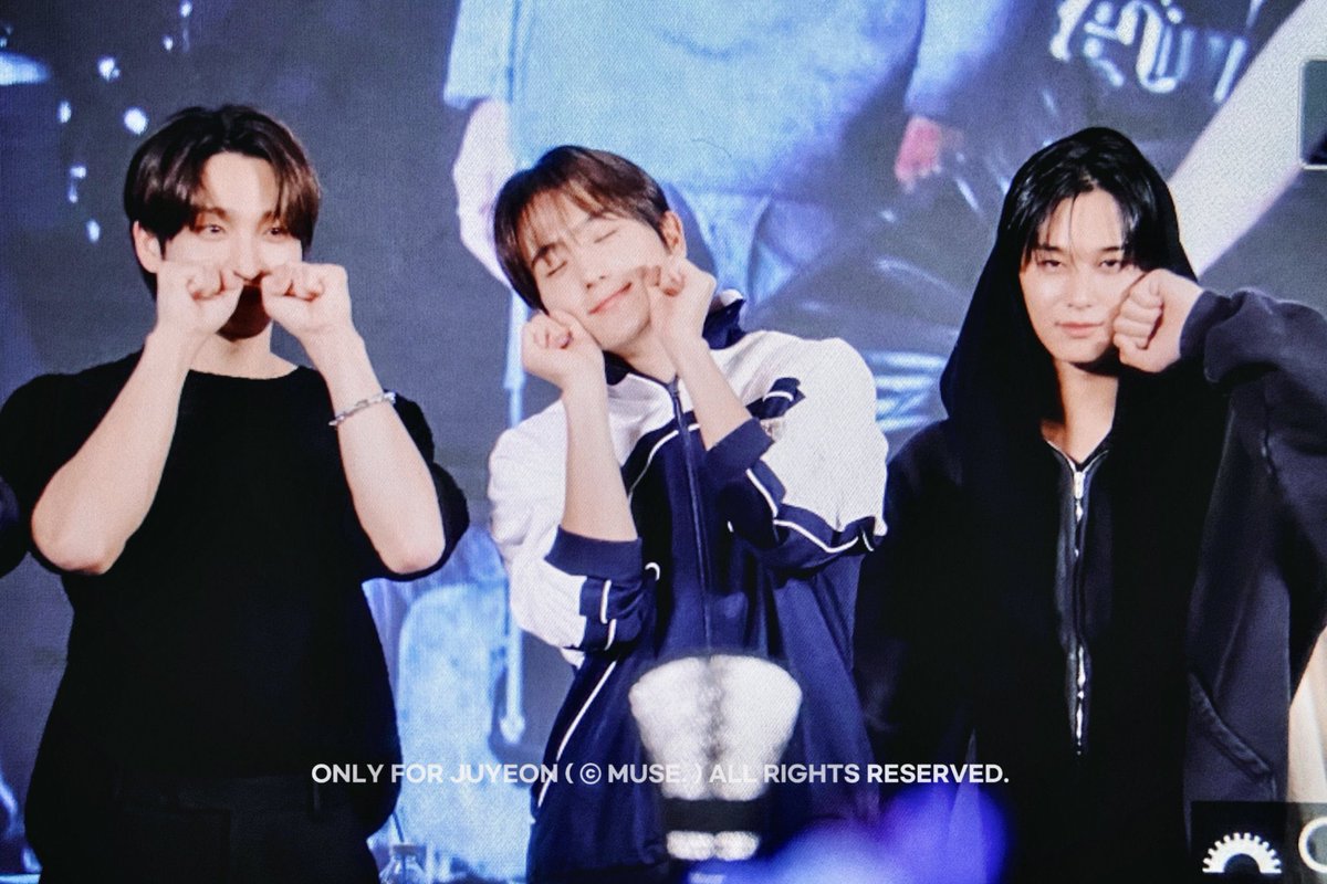 MY LOVELEE LINE. THIS PHOTO SCREAMS SO MUCH OF THEIR PERSONALITY 😂