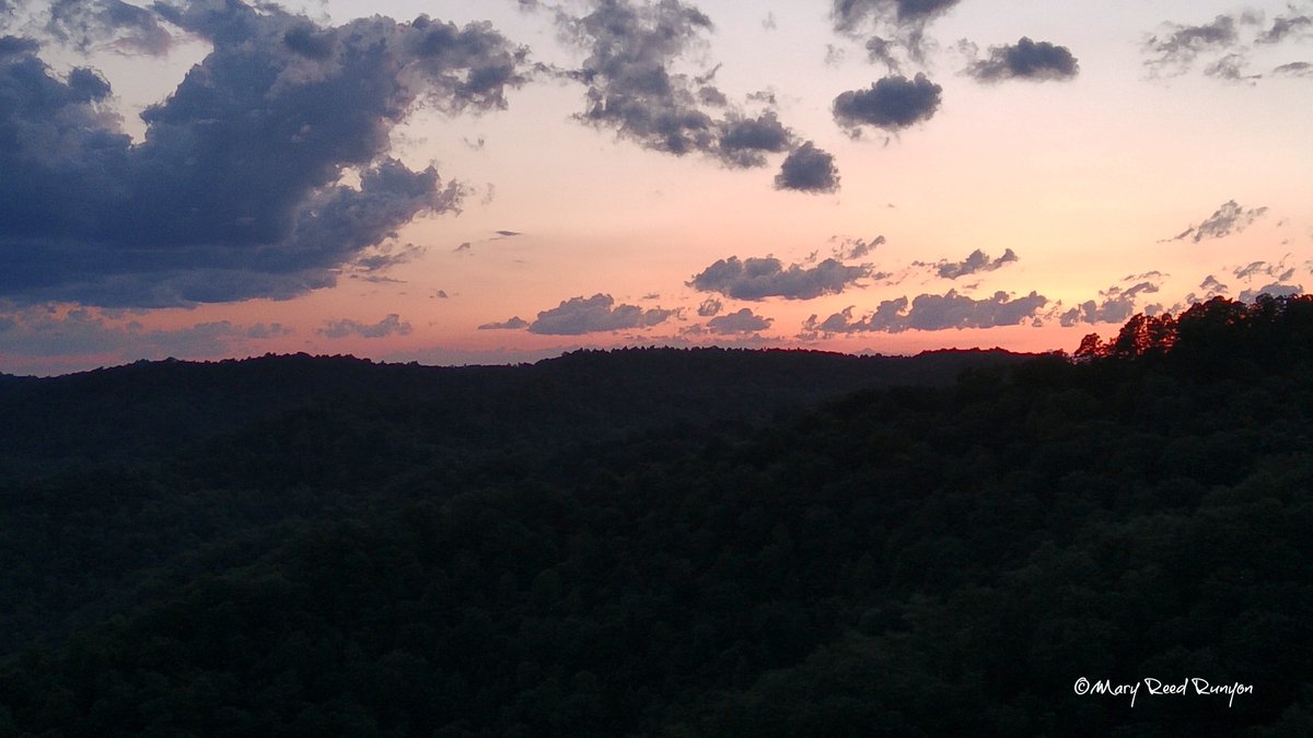 Beautiful sky tonight #HatfieldKY @WYMT @brobwx @WSAZBrandon @SpencerWeather @Kentuckyweather @cjwxguy56 @JimWKYT #ekywx #kywx #sekywx