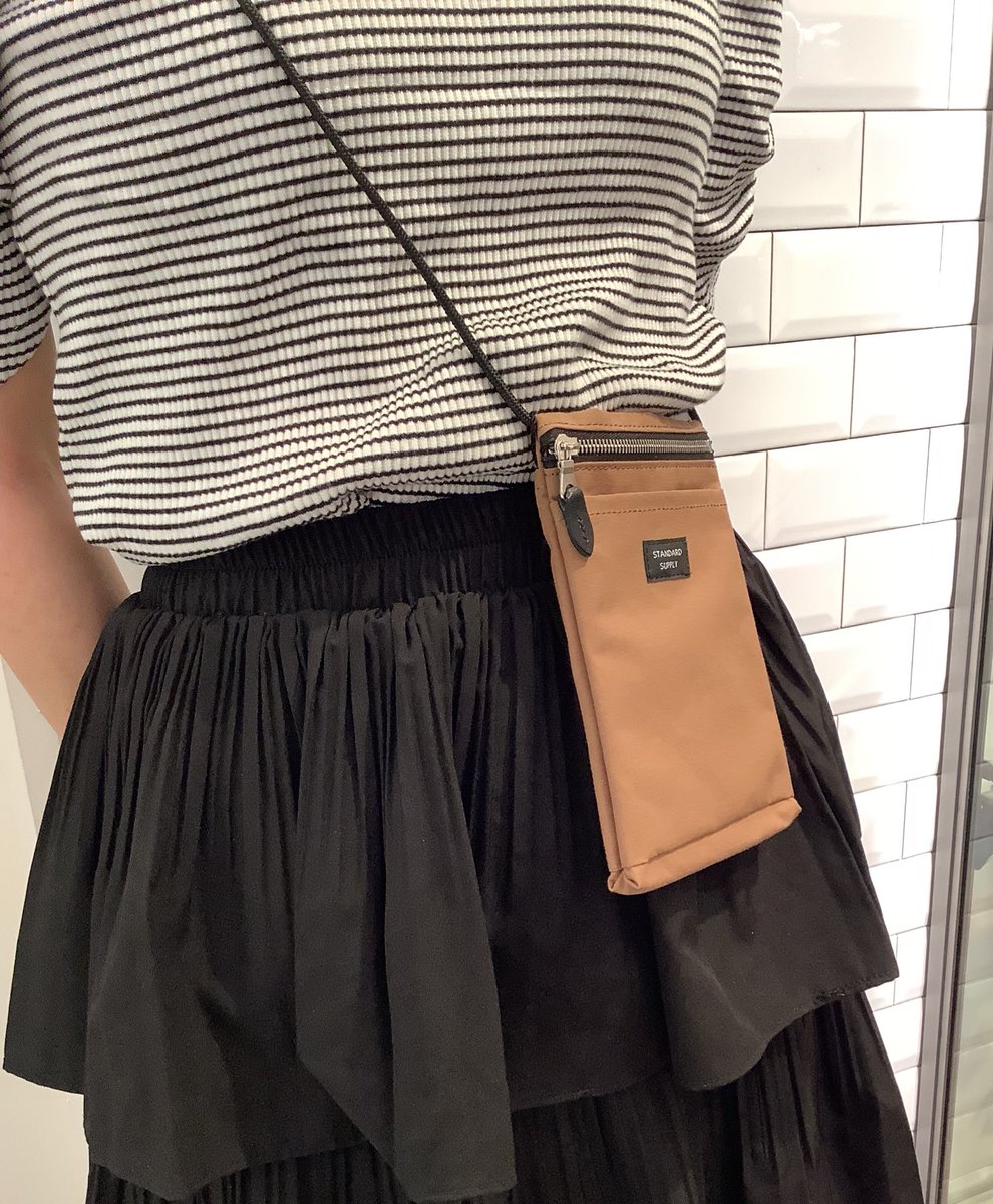 smith_ksj's tweet photo. #STANDARDSUPPLY のSLING PURSE M は、
すぐに取り出したいスマホや鍵などを収納でき、ストラップを調整して肩掛けができる人気アイテム。リュックとの併用使いにもおすすめです。今ならカラーバリエーションも豊富に揃っています。 https://t.co/HyltKCGlhW