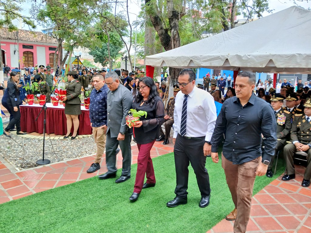 #27May Con motivo de conmemorar el Natalicio N°246 del General de División Juan Jacinto Lara Meléndez, héroe epónimo de la entidad, el pueblo del estado Lara recordó las hazañas y logros mediante una parada militar y ofrende ecológica.
🇻🇪 #LasCallesSonDelPueblo