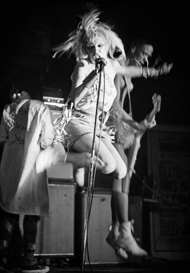 🖤 75 years ago today 🖤
In memory of the great Wendy O. Williams, American singer, songwriter, actress and lead singer of the punk rock band Plasmatics, born on this day in 1949, Webster, New York

#punk #punkrock #womenofpunk #wendyowilliams #history #punkrockhistory #otd