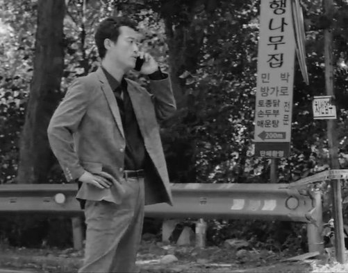 (전화를 끝내고 우연히 바닥을 보는데 눈에 띄는 종이 한 장이 놓여 있었다.) 뭐야? 알약으로 현실 도피? 이거 마약 파는 새끼네.