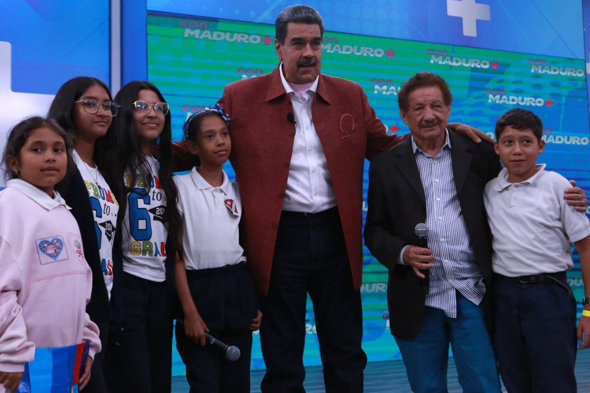 #EnFoto📸| Pdte. @NicolasMaduro recibió a un grupo de estudiantes que homenajearon el trabajo del artista plástico Juvenal Ravelo. #ConMaduroMásLike