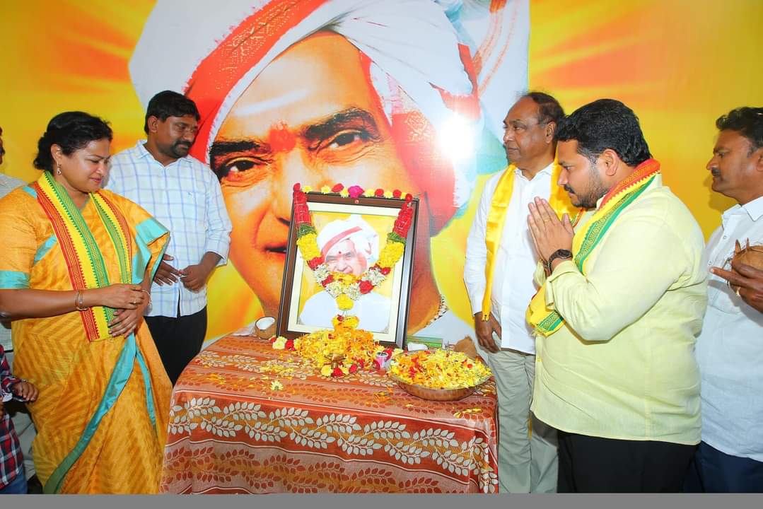 rajainturi's tweet photo. అనితర సాధ్యం నీ విజయం..
అశేష ప్రజాభిమ��నం నీ సొంతం..
అపురూపమైనది నీ నటనా కౌశలం..
అందుకే యుగపురుషునిగా కట్టింది తెలుగు జాతి నీకు పట్టాభిషేకం..
అందుకో ఓ యుగపురుషుడా నీ101 జ‌యంతి సందర్భంగా మా ప్రేమపూర్వక నీరాజనం..🙏🙏🙏

#జోహార్అన్నఎన్టీఆర్ https://t.co/oW1t9NCdUL