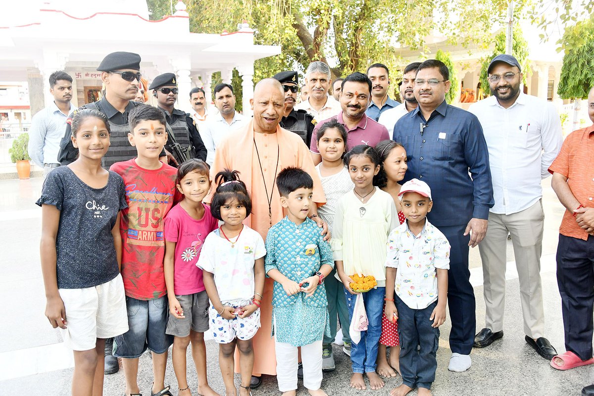 .@GorakhnathMndr परिसर में आज भ्रमण के दौरान बच्चों के साथ महाराज जी...