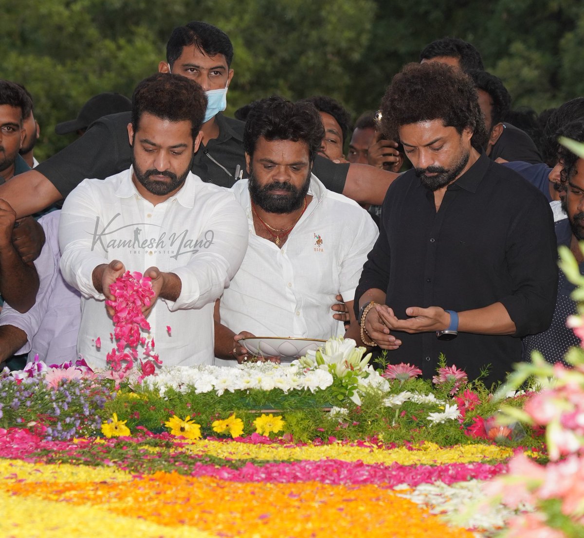 Sreekant777's tweet image. ఈరోజు చాలా ఆనందంగా ఉంది. ఎందుకంటే మా @tarak9999 దేవుణ్ణి తాకడం జరిగింది. ఆ అనుభూతి ,మా అన్న స్పర్శ మాటాల్లో చెప్పలేనిది, వెలకట్టలేంది.
జోహార్ ఎన్టీఆర్!! జై ఎన్టీఆర్ !

@tarak9999
#Deavara