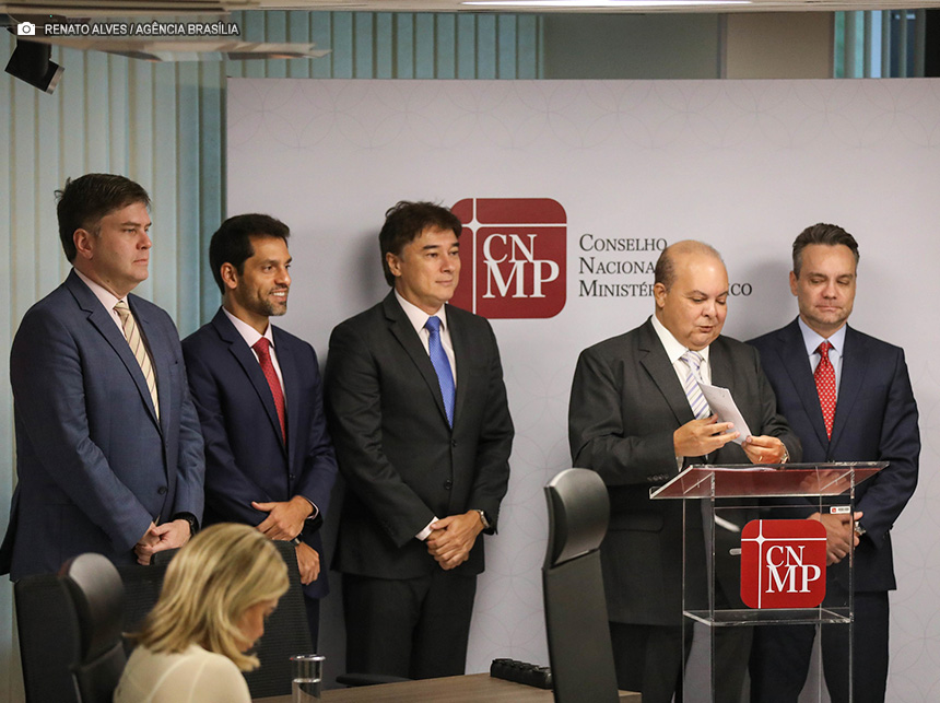 PDNewsBR's tweet image. Ibaneis assina plano de ação que efetiva políticas para pessoas em situação de rua

politicadistrital.com.br/2024/05/27/iba…

#SituaçãoDeRua #Ibaneis #CNMP #PlanoDeAção #PolíticasPúblicas