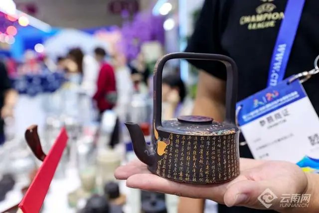 Zendaya885's tweet photo. During the Shenzhen Cultural Expo,exhibitors showcased exquisite tea sets to visitors in the Yunnan exhibition area.#China #Shenzhen #ICIF #Yunnan #tea🥰🌿🌞🌈 https://t.co/cwtelBEgHY