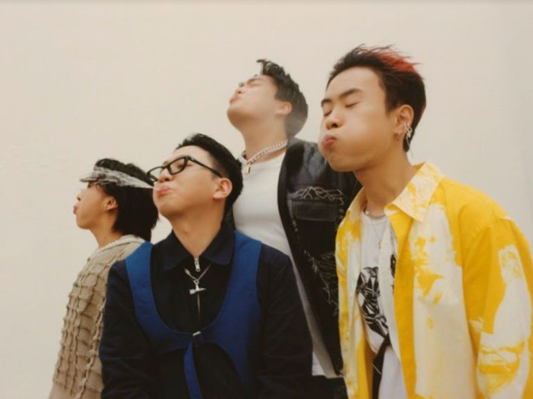 abcpopjournal's tweet image. New song alert! South Korean indie band SURL releases the music video for their new song, “ringringring.”

READ HERE: popjournalofficial.com/surl-drops-new…

@SURLofficial
#SURL #설 #밴드설 #ringringring