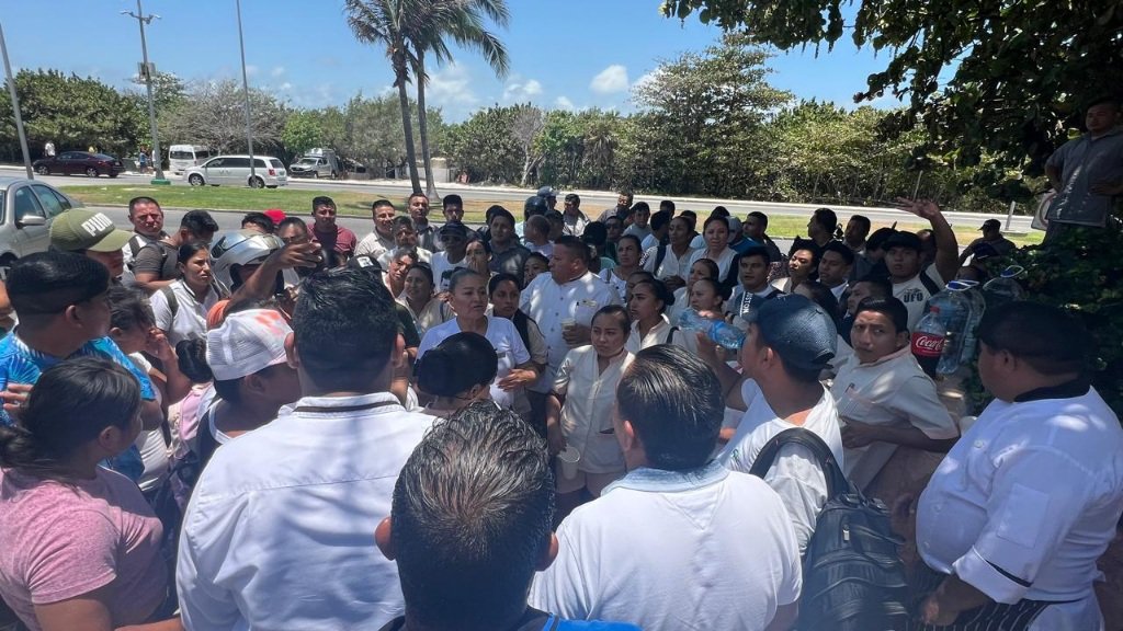 #Noticias: Más de 600 trabajadores de hoteles Solaris de Cancún protestan por la falta de pago de utilidades.
@CrocCancun 

grupopiramide.com.mx/noticias/mas-d…