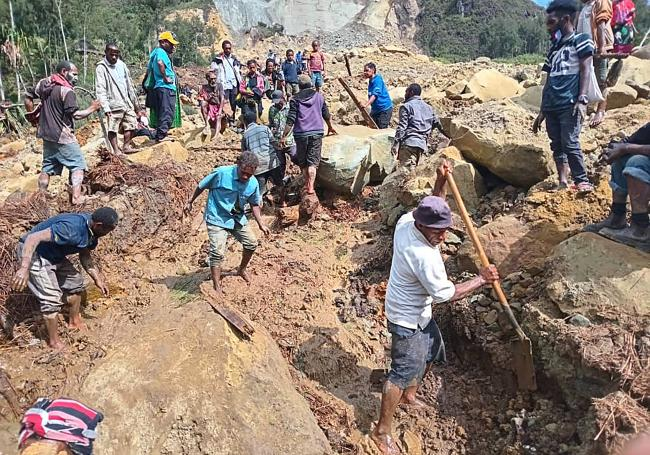 [ 🇵🇬 PAPOUASIE-NOUVELLE-GUINÉE ]

🔸 Dans la nuit du 23 au 24 mai, au moins 2 000 personnes ont trouvé la mort dans un important glissement de terrain. Les habitants, surpris pendant leur sommeil, ont été ensevelis sous une masse de boue et de débris.