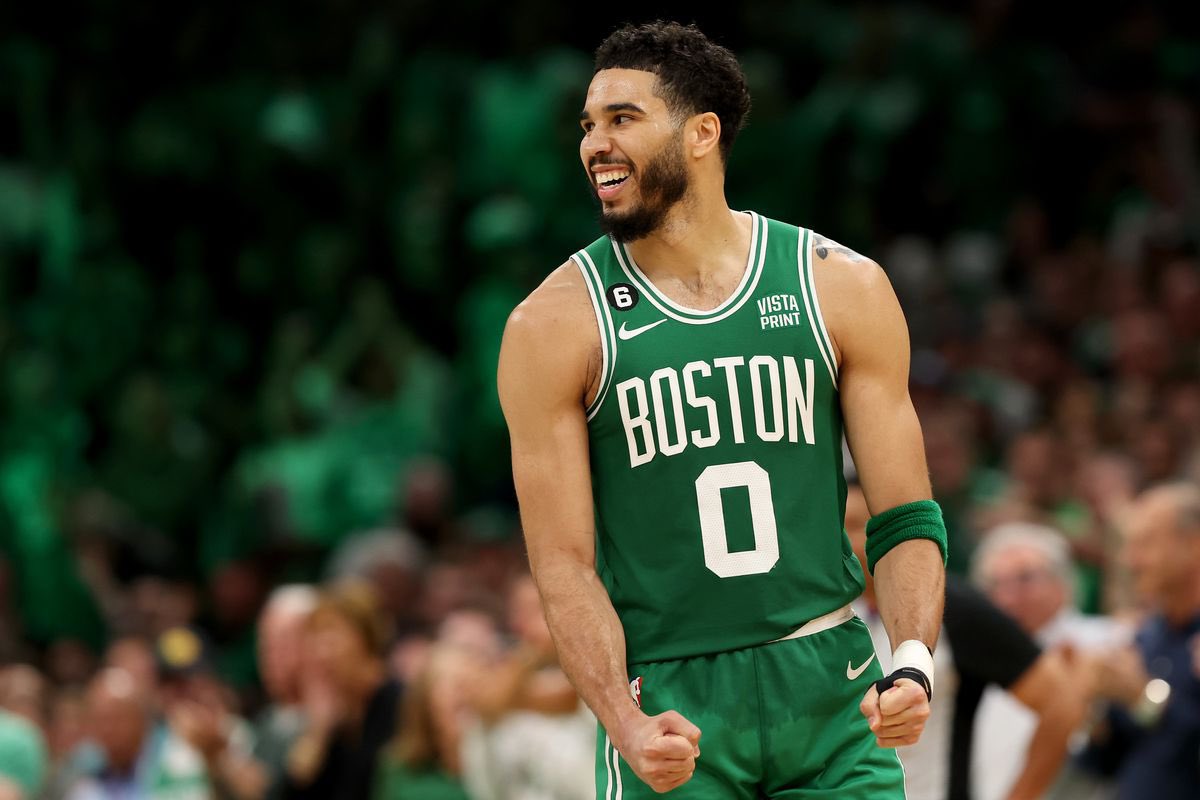 CarringtonGupte's tweet photo. Back to the @NBA finals! 

Time to finish the job… 🍀 1️⃣8️⃣ 🏆

#DifferentHere | #NBAFinals https://t.co/2ZbMBaBnFR