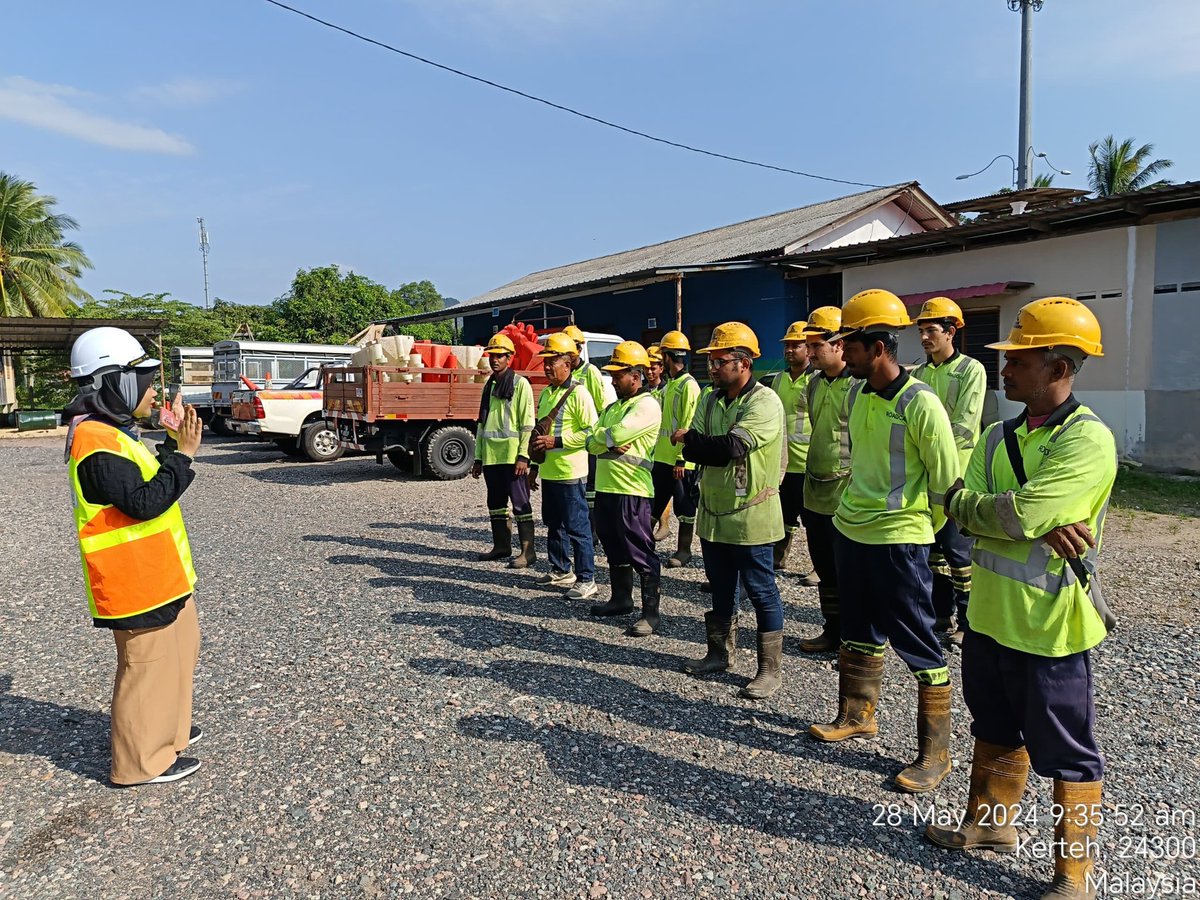 Roadcare_Safety's tweet photo. "The key to safety is in your hands.”
 
SAFETY TOOLBOX BRIEFING SUBCONT R03 R05 R07 T2 (KERTEH)

Date : 28/5/2024
Time: 9.30 a.m
Location: Yard T2

Safety First 🤍🫶🏻
#TowardsSafetyCulture
@roadcare
@Roadcare_T1 
@Roadcare_T2 https://t.co/bhRB0lOjo2