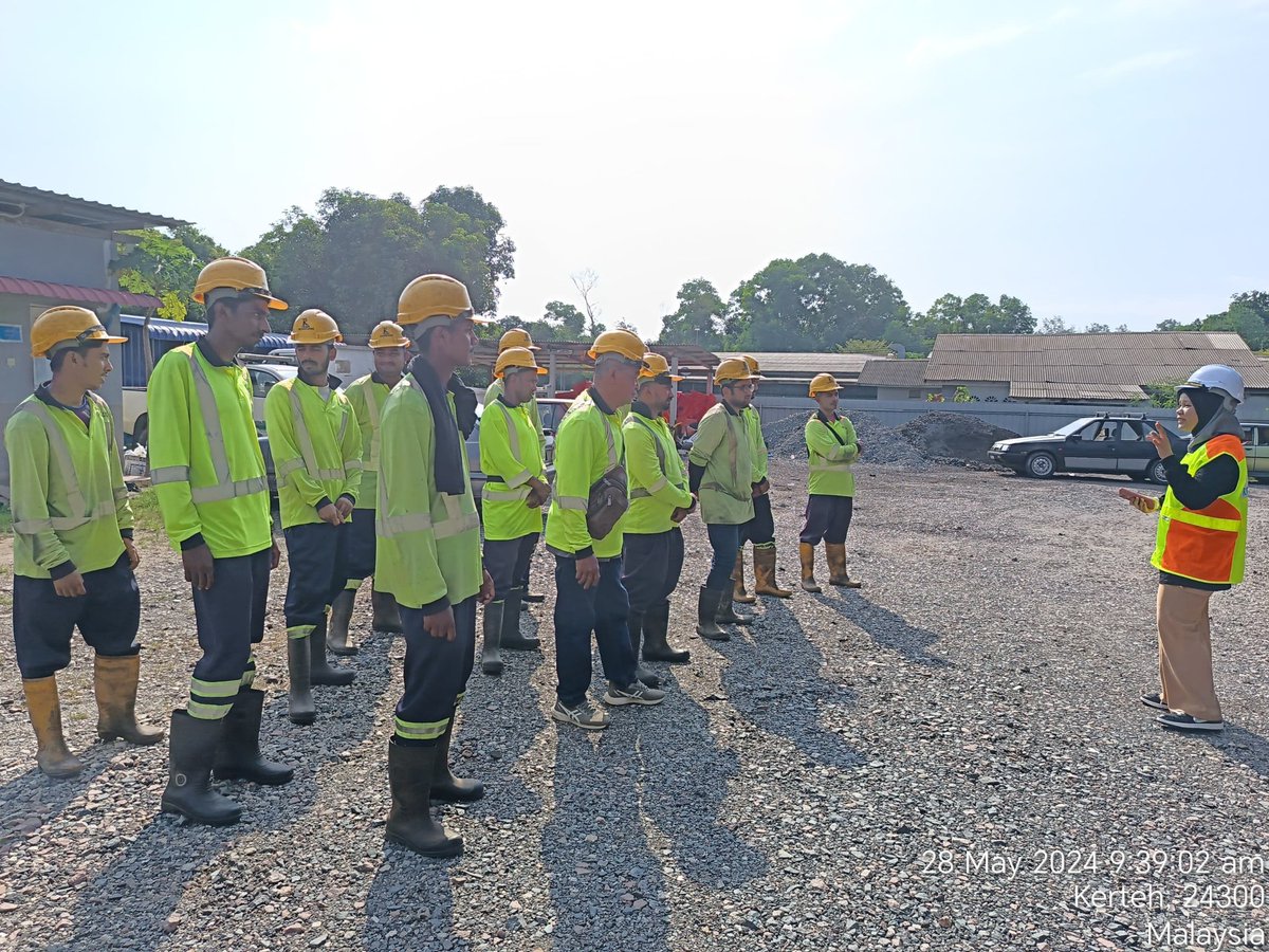 "The key to safety is in your hands.”
 
SAFETY TOOLBOX BRIEFING SUBCONT R03 R05 R07 T2 (KERTEH)

Date : 28/5/2024
Time: 9.30 a.m
Location: Yard T2

Safety First 🤍🫶🏻
#TowardsSafetyCulture
@roadcare
<a href="/Roadcare/">Nigeria Road Affairs</a>_T1 
<a href="/Roadcare_T2/">ROADCARE KERTEH</a>