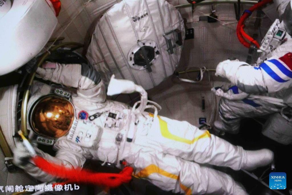 China's #Shenzhou18 crew conducted spacesuit inspections ahead of their upcoming 1st extravehicular activities (#EVAs). There are currently 3 sets of extravehicular spacesuits in Tiangong space station, with each set supporting up to 8 hours of continuous EVAs.

Taikonauts have