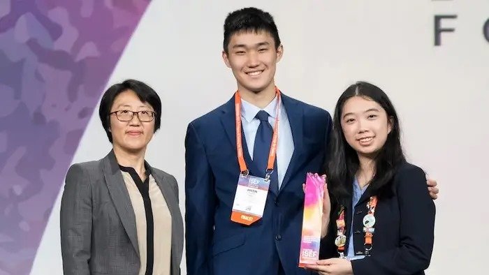 🇺🇸TEENS WIN $50K FOR MICROPLASTIC FILTER DEVICE

Victoria Ou and Justin Huang, both 17, won $50,000 for their ultrasound device that filters microplastics from water. 

Their invention can remove 84%-94% of microplastics in a single pass. 

Researchers found microplastics in all