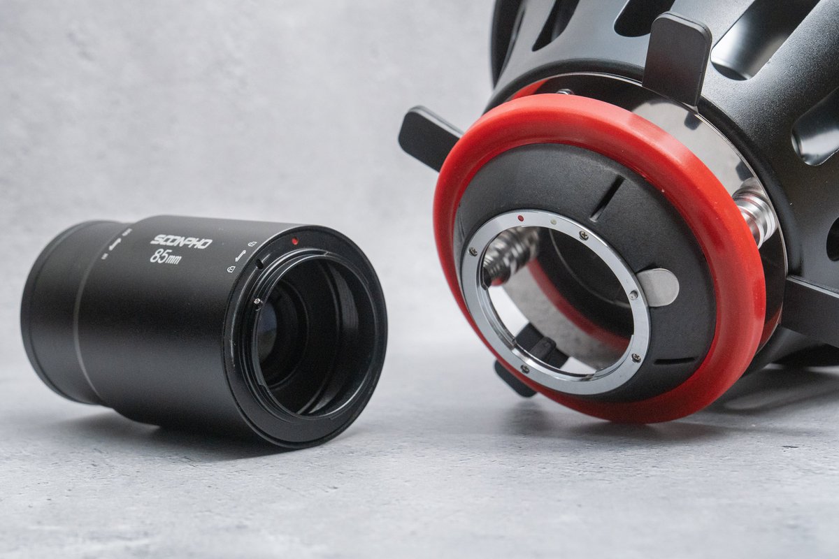 you_films24's tweet photo. SOONPHOのカッター付きコニカルスヌート。
レンズ部分はEFマウントでCanonレンズと一応交換もできる。
付属は85mmのレンズ。

ライト側はボーエンズマウント。

ゴボ12種類も付いて25,000円くらい。
安いなりにチープ感はあるけど、ちょっと使うくらいには全然いけそう👼 https://t.co/eHwwhbG7JL