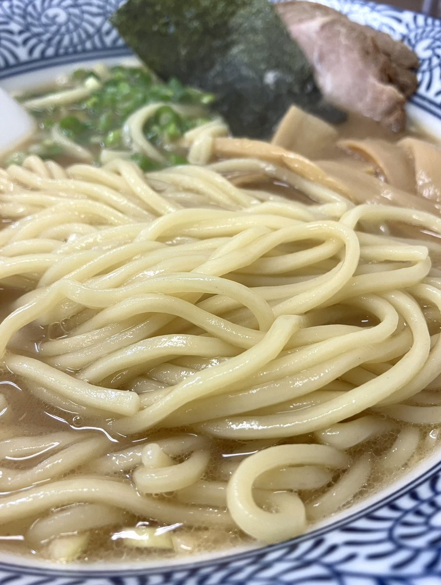 ちょっと美味しい中華食堂 大門＠川越

『大門ラーメン』¥760
暫く休業されていたコチラ💁
今日から再開です〜😇
軽くとろみ有る豚魚スープにプリプリの麺がウマイ🤣
休み明け、焼豚は厚く柔らかメンマも美味しくブラッシュアップされていてコレはイイ👌
営業日マシマシ希望ですよ〜😙
ご馳走様〜🙏😉