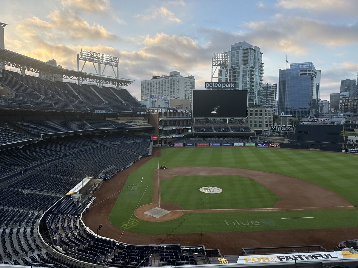 That’s a wrap from Petco Park, where the baseball gods are giving Bill Walton a #BaseballSky send-off. Roof stays open so the Big Redhead can always look down at his beloved hometown’s ballsquad. #padres 
Throw it down, big man.
🙏😢🏀🚴✌🏻