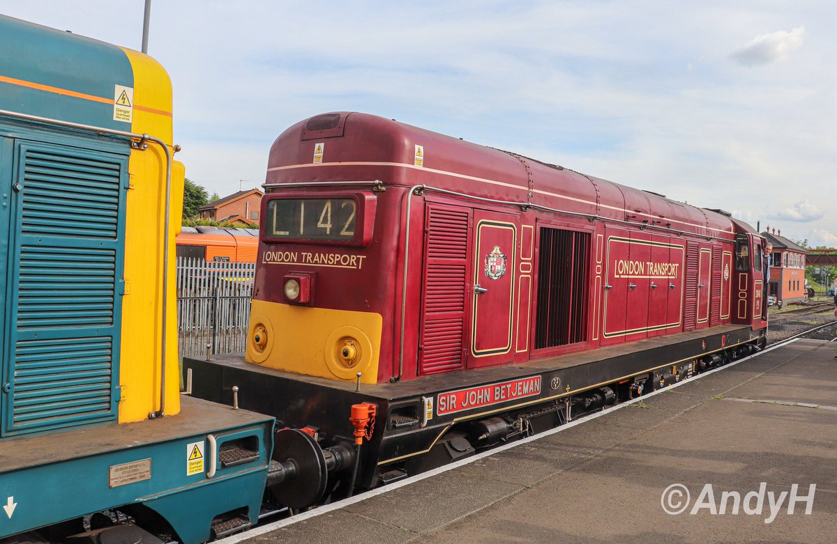 #TwentiesOnTuesday A colourful pair at Kidderminster during the recent diesel gala. London Transport livery 20142 'Sir John Betjeman' is leading with BR blue classmate 20189 behind as they wait to depart with a service for Bridgnorth. #Choppers #SVRgala @svrofficialsite 17/5/24