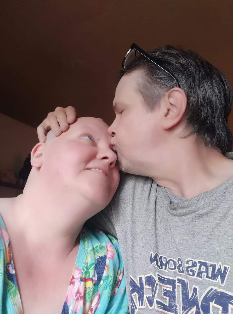 loririel's tweet photo. https://t.co/0CVoVbNbiz I have stage 3 ovarian cancer please donate and retweet 🙏😞 https://t.co/MQ2YvR9JUj