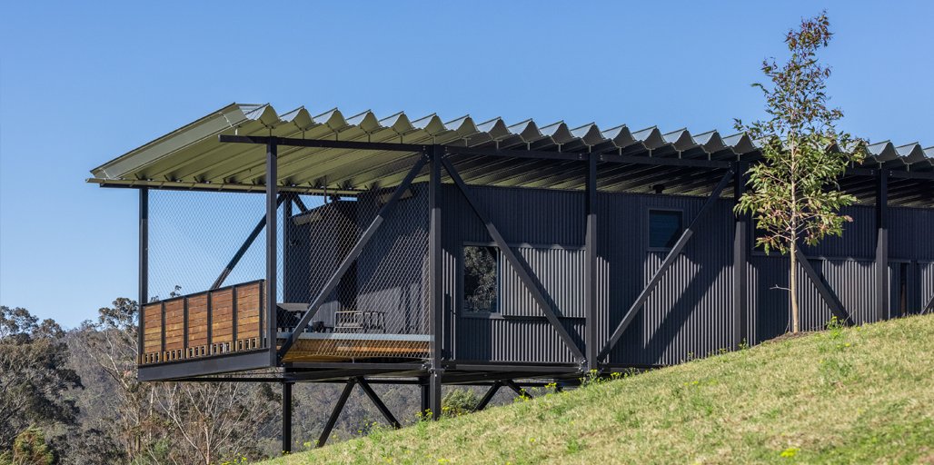 The Bridge at Bundanon Art Museum features #Fielders #ARAMAX roofing made from #ZINCALUMEsteel. This design blends aesthetics with the need for flood and bushfire resistance. Clad in #LYSAGHT #PANELRIB #SPANDEK made from <a href="/COLORBONDsteel/">COLORBONDsteel</a>.  spr.ly/6010euxxa