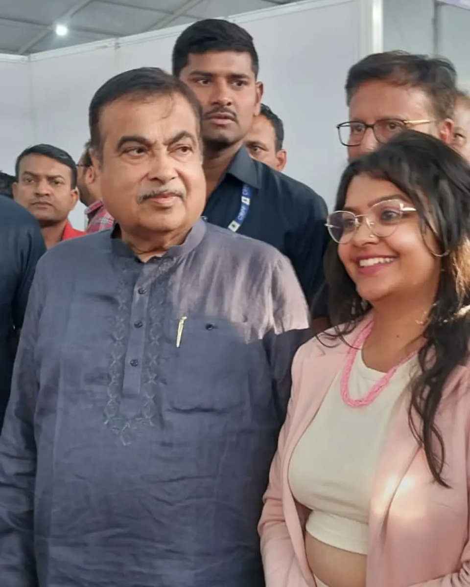 🎉 Yesterday, we celebrated the birthday of Nitin Gadkari sir! Your visionary leadership has created countless opportunities for entrepreneurs and startups like us. Thank you for fostering growth and innovation! 
#HappyBirthday #NitinGadkari #Entrepreneurship #Teztecch @TecchTez