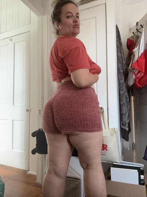 Most of the time I can only access my self deprecating thoughts when it comes to my tummy. But today