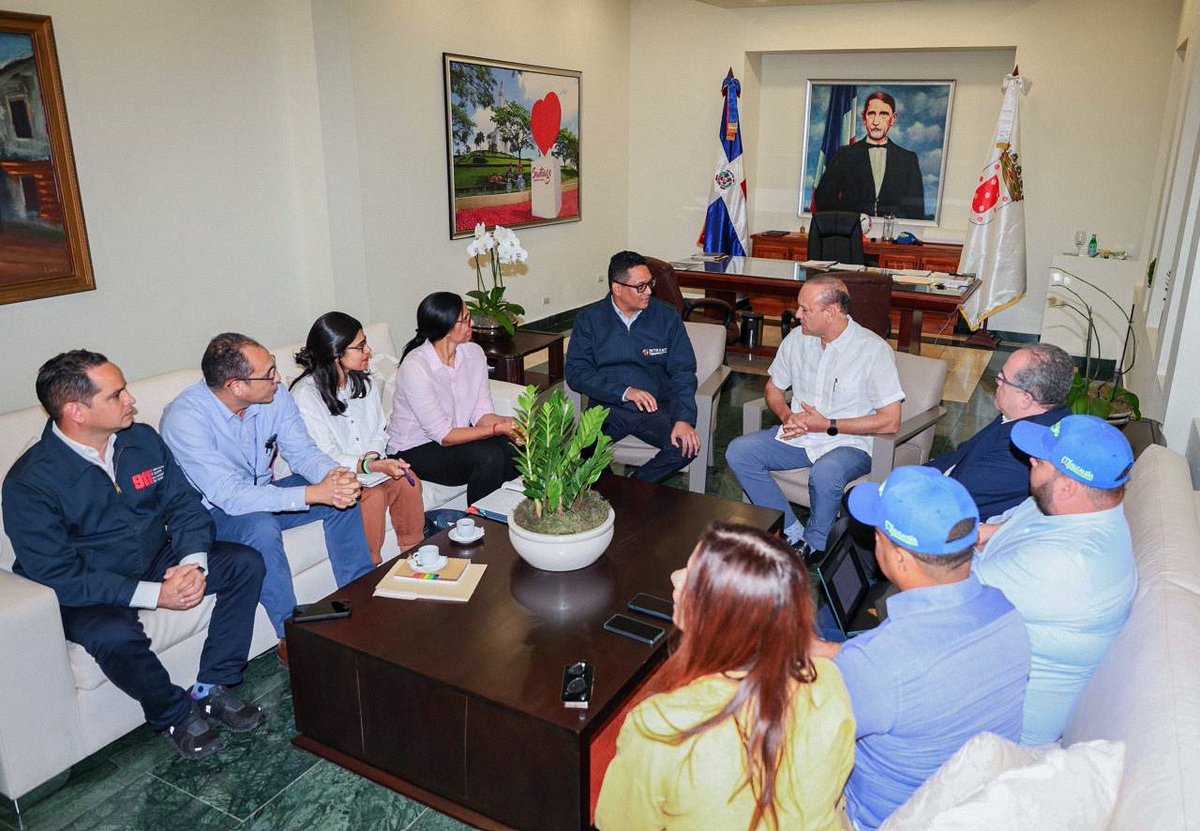 La Alcaldía de Santiago de los Caballeros dejó instaurada una mesa técnica de trabajo con INTRANT y el Sistema Seguridad 911, con el propósito de consolidar esfuerzos y compromisos específicos en materia de tránsito y seguridad pública en este municipio.