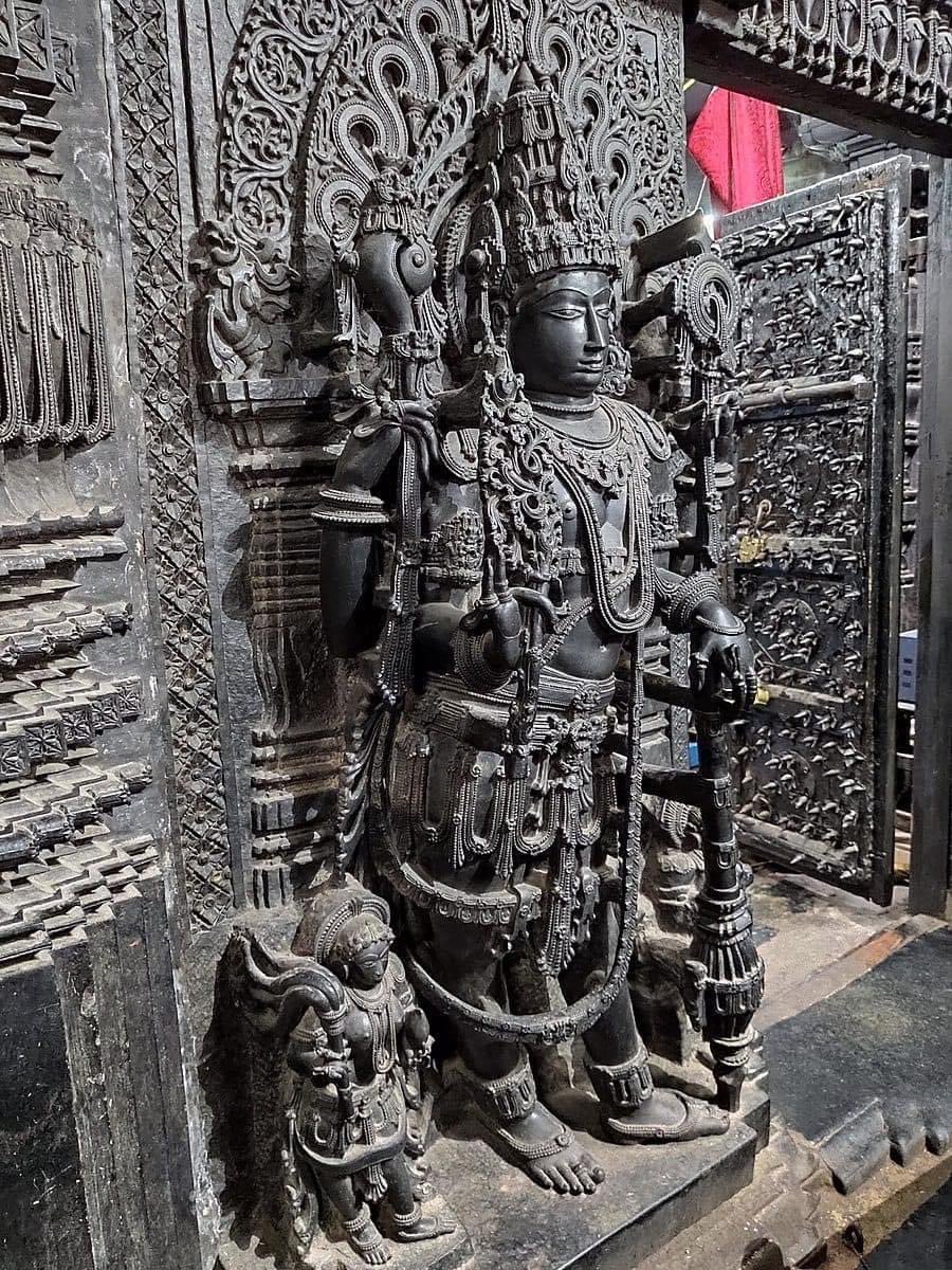 🕉 The Dwarapalakas 😍
Western colonizers often called Indians 'uncultured' & 'barbarian'. 
Looks like the so called 'uncultured ' people created many magnificent marvels in the ancient medieval times 🚩
#IncredibleIndia