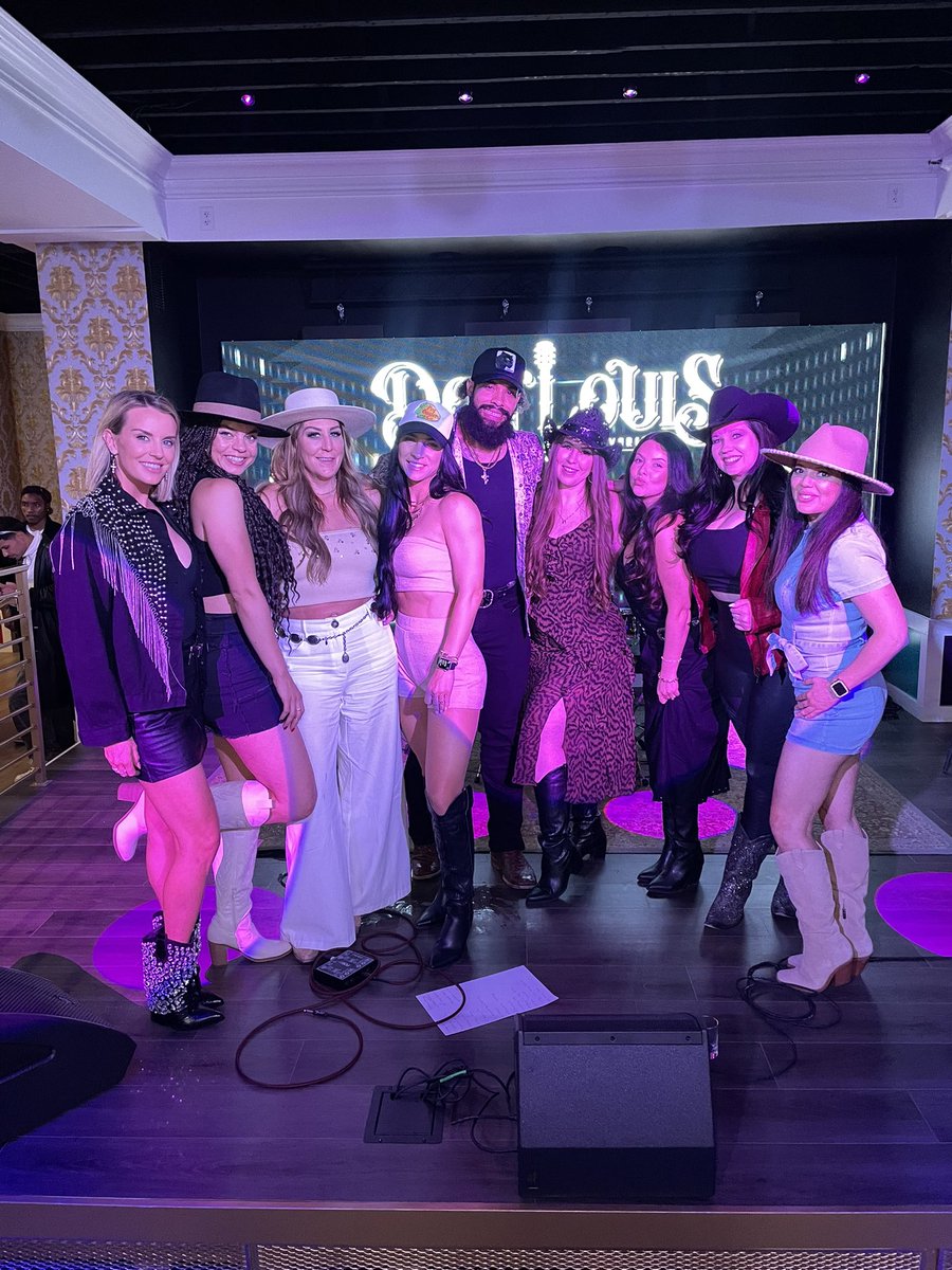 MissKels4's tweet photo. Girls night listening to @MfDonLouis rejuvenated my soul! 💃🏻👢🖤 #backtoherroots #countrymusic #girlsnight #DonLouis https://t.co/6xgdz0Po9N