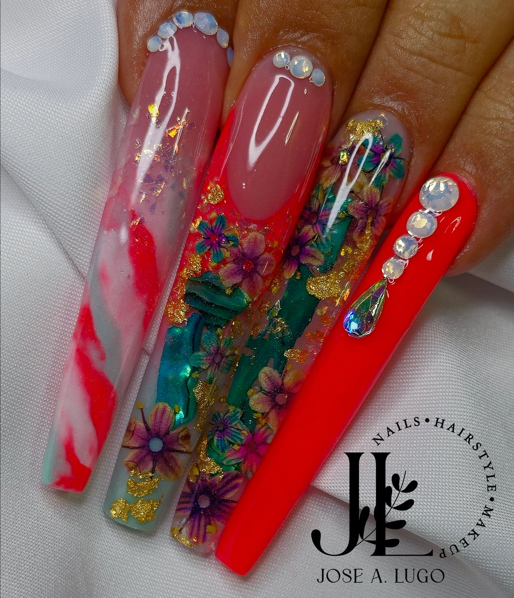 #colores #brillo de Jia nails system 
#flores de Katherine Lopez 
#josenailshairstyleandmakeup 
#nailsalon #nailtechnique #nailsboricua #nailsfashionnails #naileducation #nailstyle