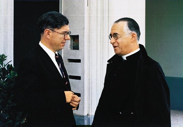 PhysInHistory's tweet photo. Fred Hoyle and Fr. Georges Lemaitre. 

Lemaître proposed the big bang theory of the origin of the universe, calling it the "hypothesis of the primeval atom". Hoyle rejected the big bang theory.

📷 St. Edmond’s College/University of Cambridge. https://t.co/pX0Pcjm9nT
