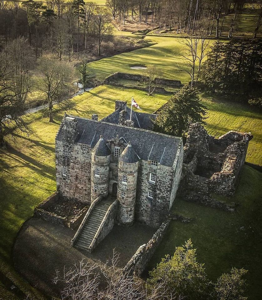 Rowallan Castle, Scotland, Vanlife Scotland! 💙🏴󠁧󠁢󠁳󠁣󠁴󠁿 The original castle is from the 13th Century, the newer one is from 1562!