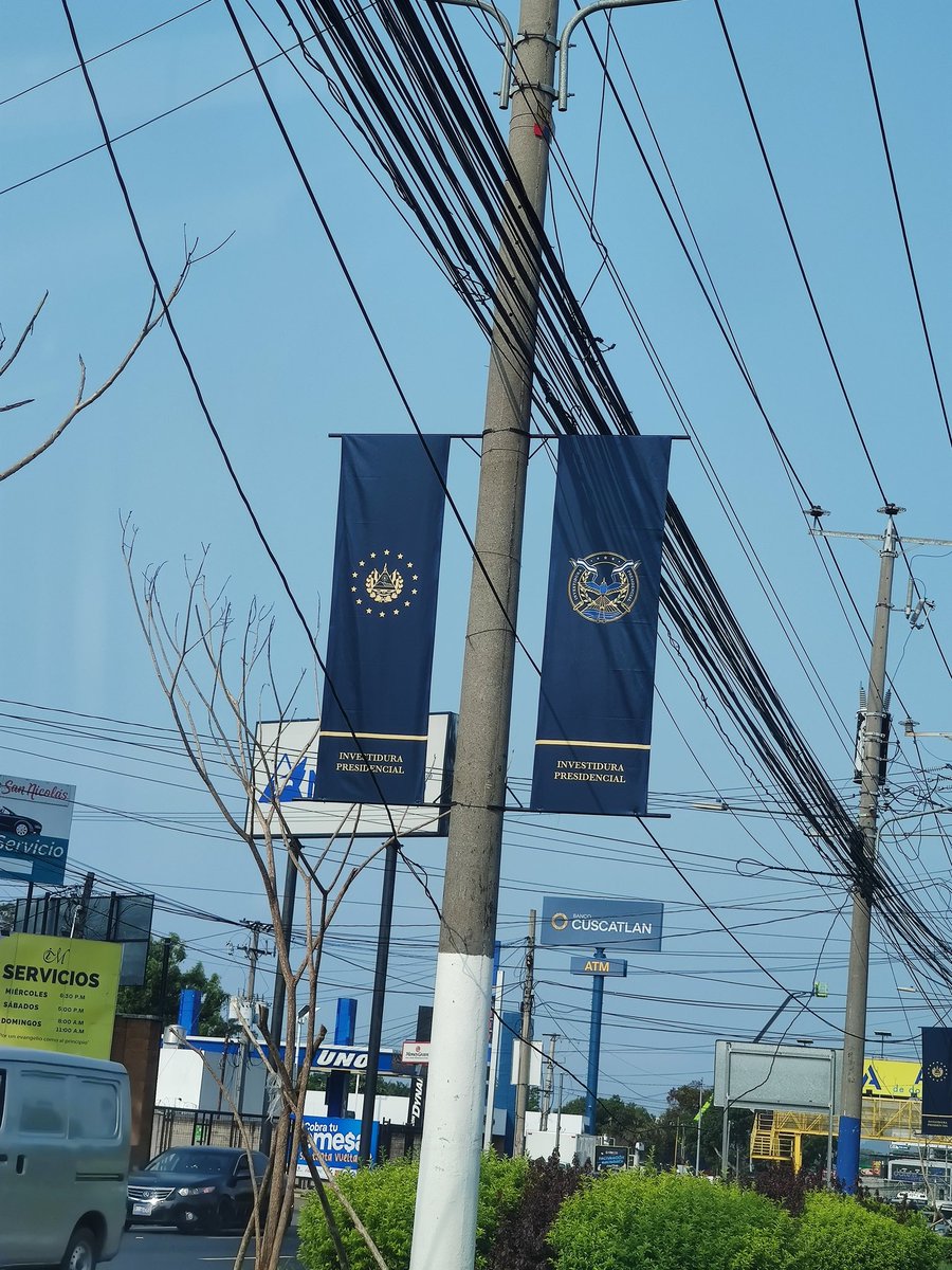 Se ve más bonito el desvergue de cables que los trapos que el inconstitucional ha mandado a poner.
Y van a salir con que gastaron unos 2 millones en eso...